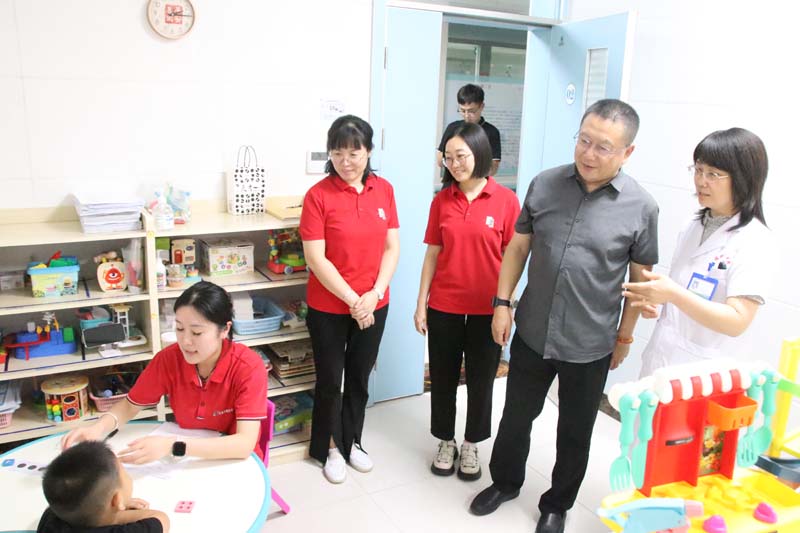 2024年6月14日，山東省衛(wèi)生經(jīng)濟(jì)協(xié)會(huì)會(huì)長(zhǎng)，山東省醫(yī)學(xué)會(huì)副會(huì)長(zhǎng)，山東省衛(wèi)生健康委員會(huì)二級(jí)巡視員、醫(yī)療管理服務(wù)中心原黨委書(shū)記、主任王愛(ài)杰（右二）蒞臨兒童早期發(fā)展部參觀(guān)指導(dǎo)工作.jpg