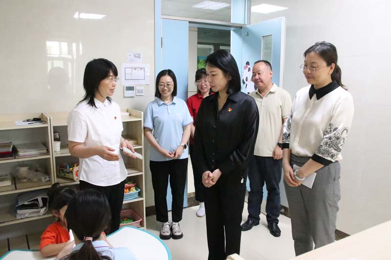 2024年6月26日，高新區(qū)黨工委副書記、管委會副主任劉春晨（前中）在院長丁育紅的陪同下蒞臨兒童早期發(fā)展部參觀指導工作.jpg